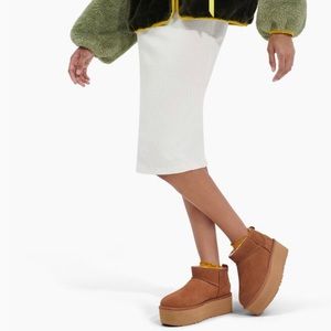 ISO UGG Classic Ultra Mini Platform IN A SIZE 6 CHESTNUT…